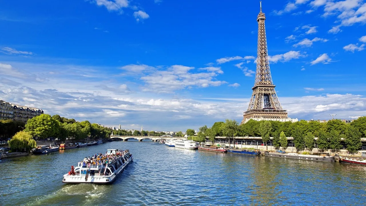 Какая река сена. Эйфелева башня река сена. Река сена в Париже. Река сена во Франции. Париж столица Франции располагается на берегах реки Сены.