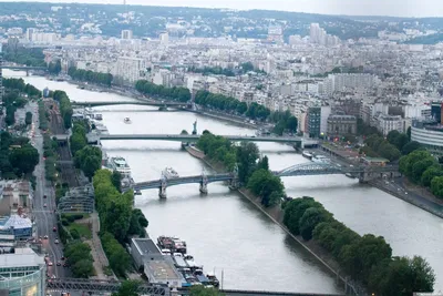 Баржа и Река Сена в Париже стоковое фото. изображение насчитывающей  известно - 208699896