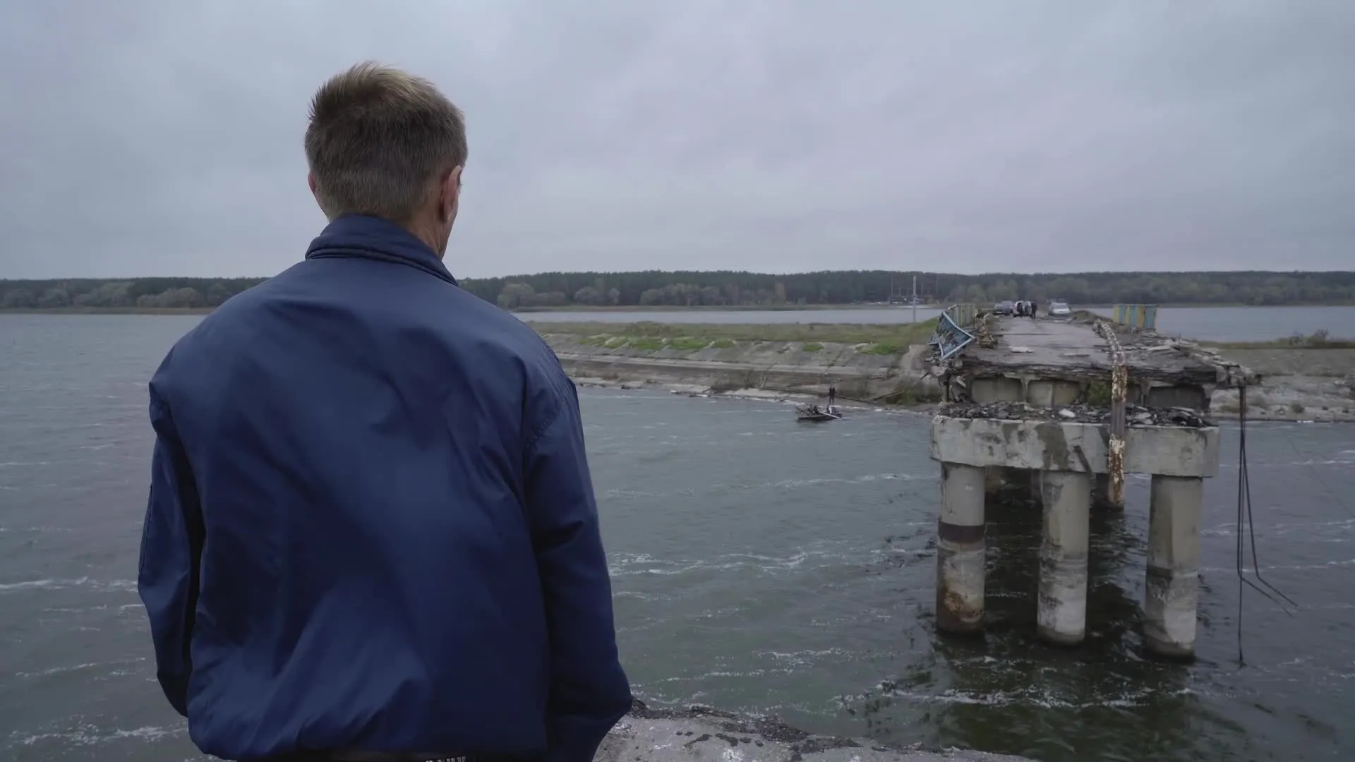 Река тоже присмирела немного погодя в ней. Северский Донец водохранилище. Печенежское водохранилище. Река Днепр водохранилища. Переправа Северский Донец утонувшие БМП.