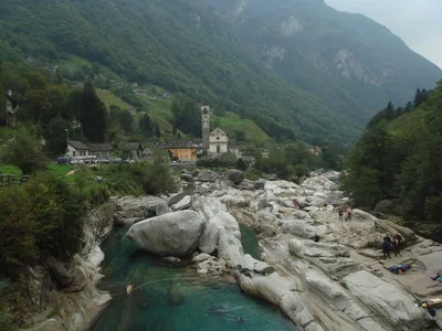 вид на ясную реку Верзаска в Lavertezzo Ticino Стоковое Изображение -  изображение насчитывающей ясность, река: 248544115