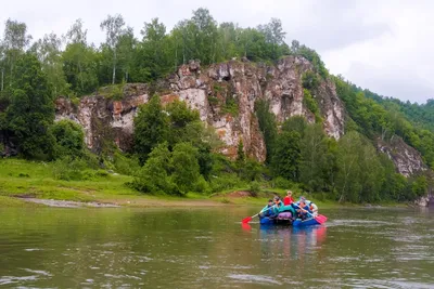 скалы на берегу реки зилим стоковое изображение. изображение насчитывающей  гора - 218958625