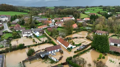 взгляд реки Франции Dordogne Domme Стоковое Фото - изображение  насчитывающей поле, мирно: 12154258