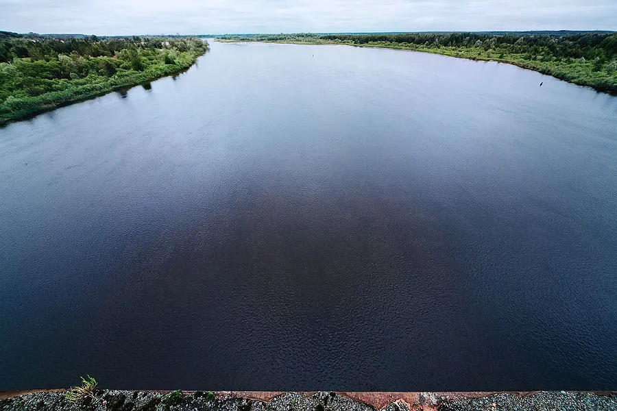 Неглубокая но широкая река. Река Припять. Широка река. Полноводная река. Водный объект река.