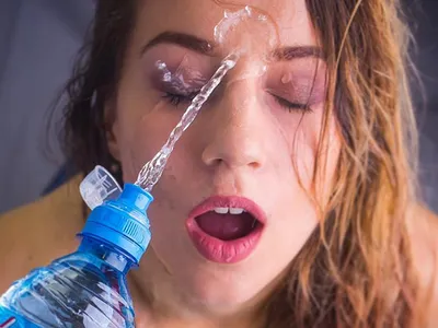 Провокационная реклама воды: на лицо девушке льют струей из бутылки - KP.RU