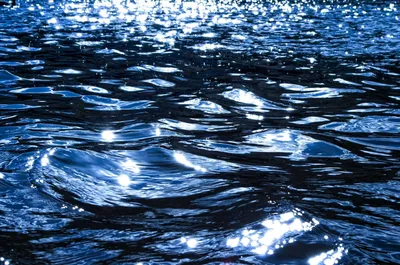 спокойная рябь на поверхности воды. река озеро пруд море чистая голубая вода  Стоковое Фото - изображение насчитывающей свет, ясность: 218015604