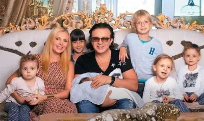 Бросивший шестерых детей певец Рома Жуков женился на 28-летней модели -  KP.RU