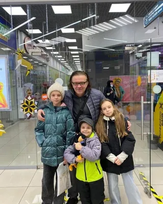Самый многодетный певец России Рома Жуков бросил жену и детей