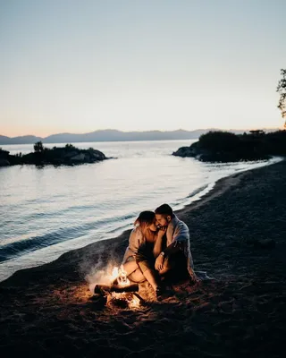 Поцелуй на пляже и любовь пары на свидании на годовщину дня святого  валентина или романтические летние каникулы с ясным небом, океанскими  волнами и песком романтический интимный и брачный медовый месяц или  помолвка |