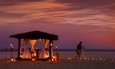 Молодые пары в любви, романтические нежные моменты на пляже Стоковое  Изображение - изображение насчитывающей человек, примите: 192257323