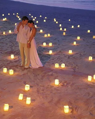 Молодой мужчина и женщина в любви, романтические нежные моменты на пляже  Стоковое Фото - изображение насчитывающей влюбленность, насладитесь:  192257340