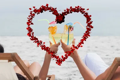Романтические пары в любви, целуя на пляже во время захода солнца Стоковое  Фото - изображение насчитывающей люди, вода: 175185670