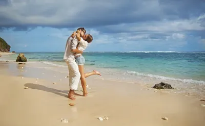 романтическое свидание на пляже на закате с обнимающейся парой Фото Фон И  картинка для бесплатной загрузки - Pngtree