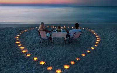 Влюблённая Пара Испытывает Романтические Нежные Моменты Закате Пляже  Молодые Влюбленные стоковое фото ©andron19821982 549534748