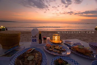 Романтический ужин на берегу моря фото фото
