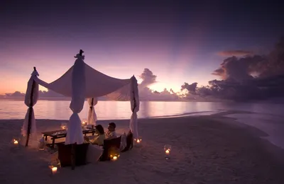 Романтический ужин для двоих на пляже при свечах