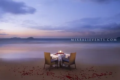 Романтический ужин на пляже вечером при свечах | Мастерская Эмоций