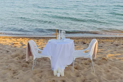 романтический ужин на берегу моря. подготовка к ужину в ресторане на море  Стоковое Изображение - изображение насчитывающей природа, никто: 227179877