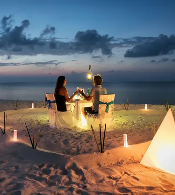 Доля пар любителей романтический ужин на берегу моря Стоковое Фото -  изображение насчитывающей рай, украшение: 34606766