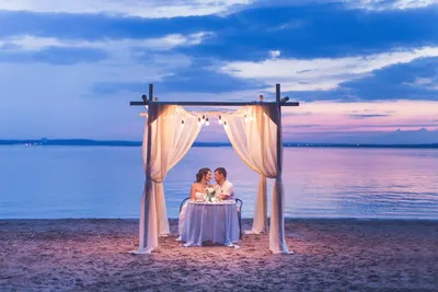 роскошный романтический ужин при свечах в ресторане на берегу моря Стоковое  Изображение - изображение насчитывающей замужество, случай: 220024831