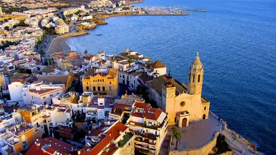 Вид на средиземное море прибрежного города росес в Каталонии (Испания)  сток-видео - Видео насчитывающей коста, ладонь: 187029083
