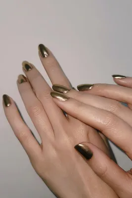 Отдых Nail Art. Роскошный Лак Для Ногтей С Блеском Французского Маникюра.  Маникюр И Макияж Концепции. Крупным Планом Руки, Изолированных На Черном  Фоне Фотография, картинки, изображения и сток-фотография без роялти. Image  31945700