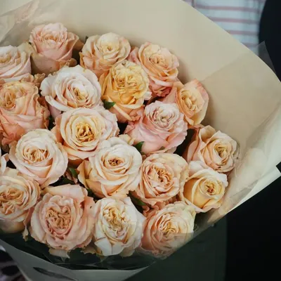 Букет из роз Шиммер с веточками эвкалипта купить в Краснодаре с доставкой