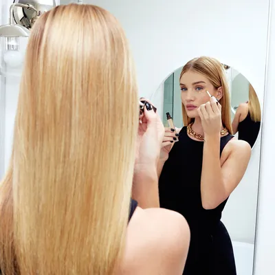 Рози Хантингтон-Уайтли показывает, как освежить лицо при помощи макияжа -  YouTube