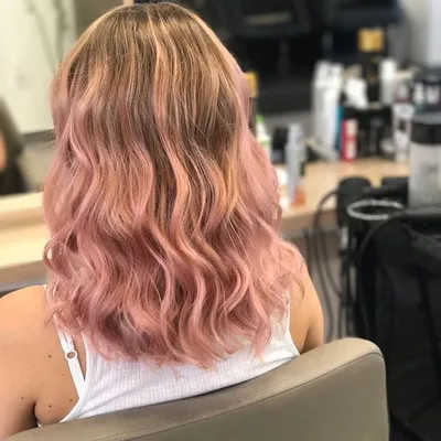 Розовые пряди на светлых волосах фото фото