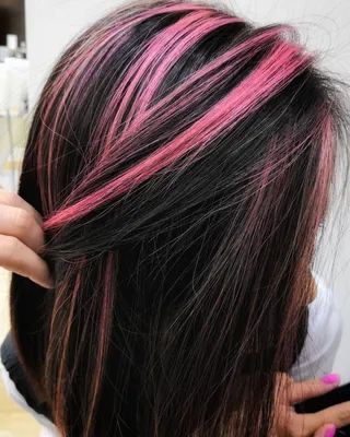 Розовые пряди на темных волосах длинных - 69 фото