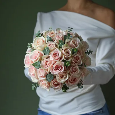 Купить букет невесты из нежных розовых роз в Москве с доставкой