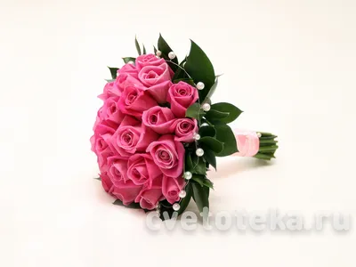 Бело-розовый свадебный букет невесты от флористов \"Цветочный ряд\"