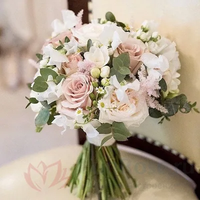 Купить букет невесты из кустовых розовых роз и эустом «Александра» в Омске