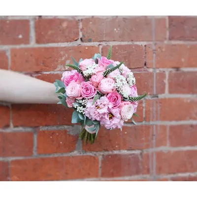 Букет невесты из белых и розовых роз