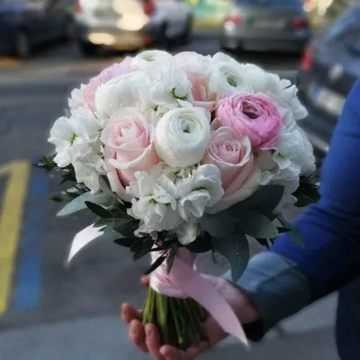Бело розовый букет невесты — Купить свадебный букет с доставкой по Москве