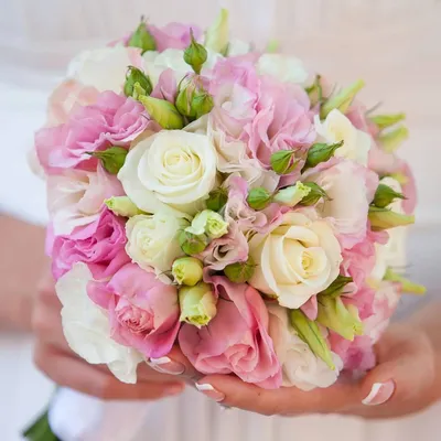 Бело-розовый букет невесты в Киеве роз гиперикума и фрезии