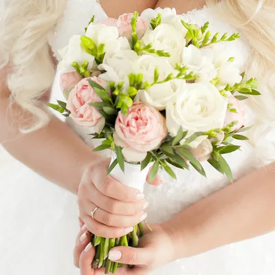 Букет №157 Букет невесты из розовых пионов и гипсофилы - заказ цветов с  доставкой по СПб и Ленобласти | ManiaFiori.ru