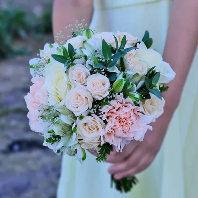 Букет невесты из кустовых роз под светлую ленту - Доставкой цветов в  Москве! 121481 товаров! Цены от 487 руб. Цветы Тут