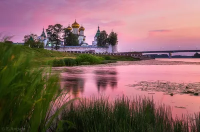 В Новодвинске наблюдали необычный розовый рассвет