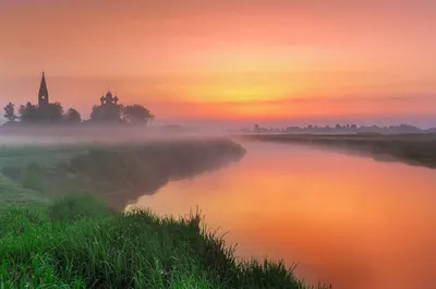 Красный красный розовый рассвет у реки Стоковое Фото - изображение  насчитывающей красивейшее, европа: 232170928