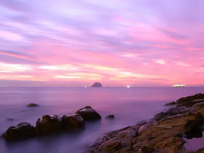 Розовый закат над пляжем на ул. живёт | Премиум Фото