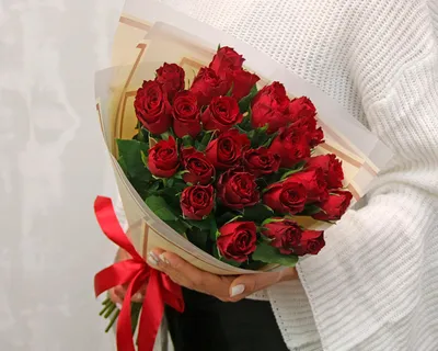 Букет из 25 красных роз 35-40 см (Кения) в стильной упаковке - купить по  цене 3890 ₽ с доставкой, Псков