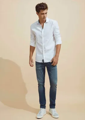 Модный лук: белая рубашка с длинным рукавом, темно-синие джинсы, серые  кожаные высокие кеды | Лукастик