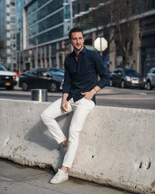 Модный лук: черная рубашка с длинным рукавом, белые джинсы, белые кожаные  низкие кеды | Лукастик