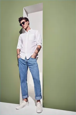 Модный лук: белая рубашка с длинным рукавом, синие джинсы, белые кожаные  низкие кеды | Лукастик