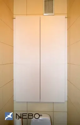современный умывальник в туалете в настенном шкафу с ковровым черным краем,  стены, выложенной серыми керамическими плитками. Стоковое Фото -  изображение насчитывающей нутряно, серо: 231017166