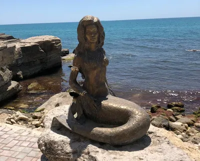 В Актау установили бронзовую скульптуру русалки