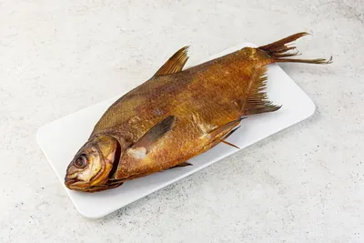 Соленая вяленая рыба на деревянном столе. лещ обыкновенный (abramis brama)  | Премиум Фото
