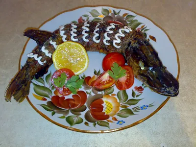 Рыба в духовке, фаршированная овощами: рецепт - Лайфхакер