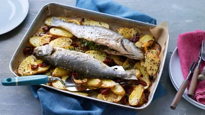 Рыба, запеченная в духовке с овощами.
