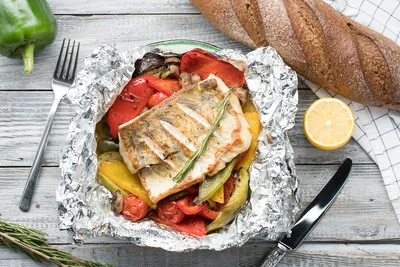 Рыба, запечённая в духовке с овощами и соусом бешамель: рецепт - Лайфхакер